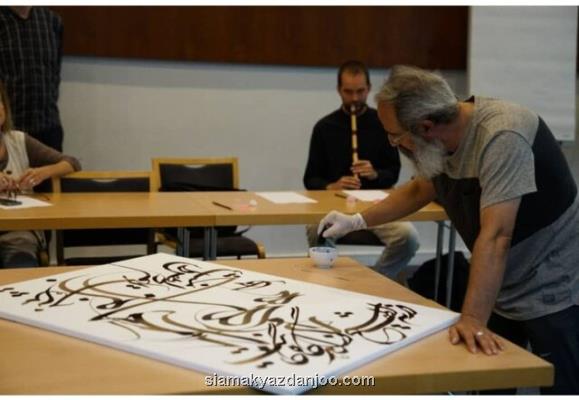 حضور هنرمند خوشنویس در یک کارگاه هنری در برلین