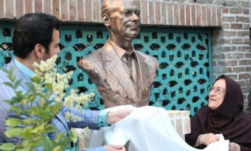 رونمائی از سردیس محمد معین