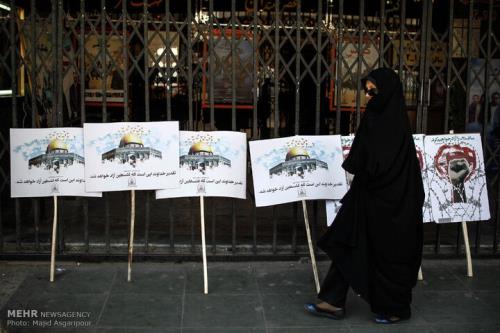 نمایشگاه عکس و پوسترهای خروش ملت ها در موزه فلسطین