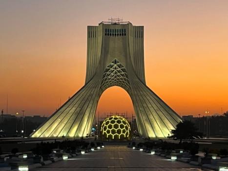 میدان آزادی جای مناسبی برای برگزاری کنسرت همایون شجریان نیست باغ کتاب و تپه های عباس آباد بهتر است