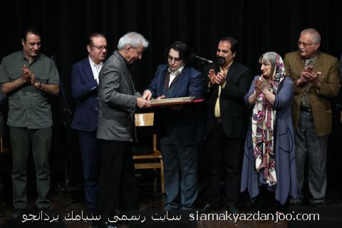 مگر فقط باید از كسانی تجلیل نمود كه به زحمت روی صحنه می آیند؟