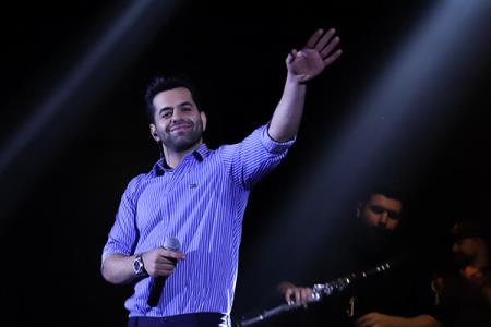 رضا بهرام دست مادر را بوسید