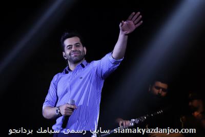 رضا بهرام دست مادر را بوسید