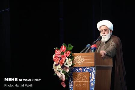 حوزه هنری باید مكتب هنر انقلاب را تأسیس كند